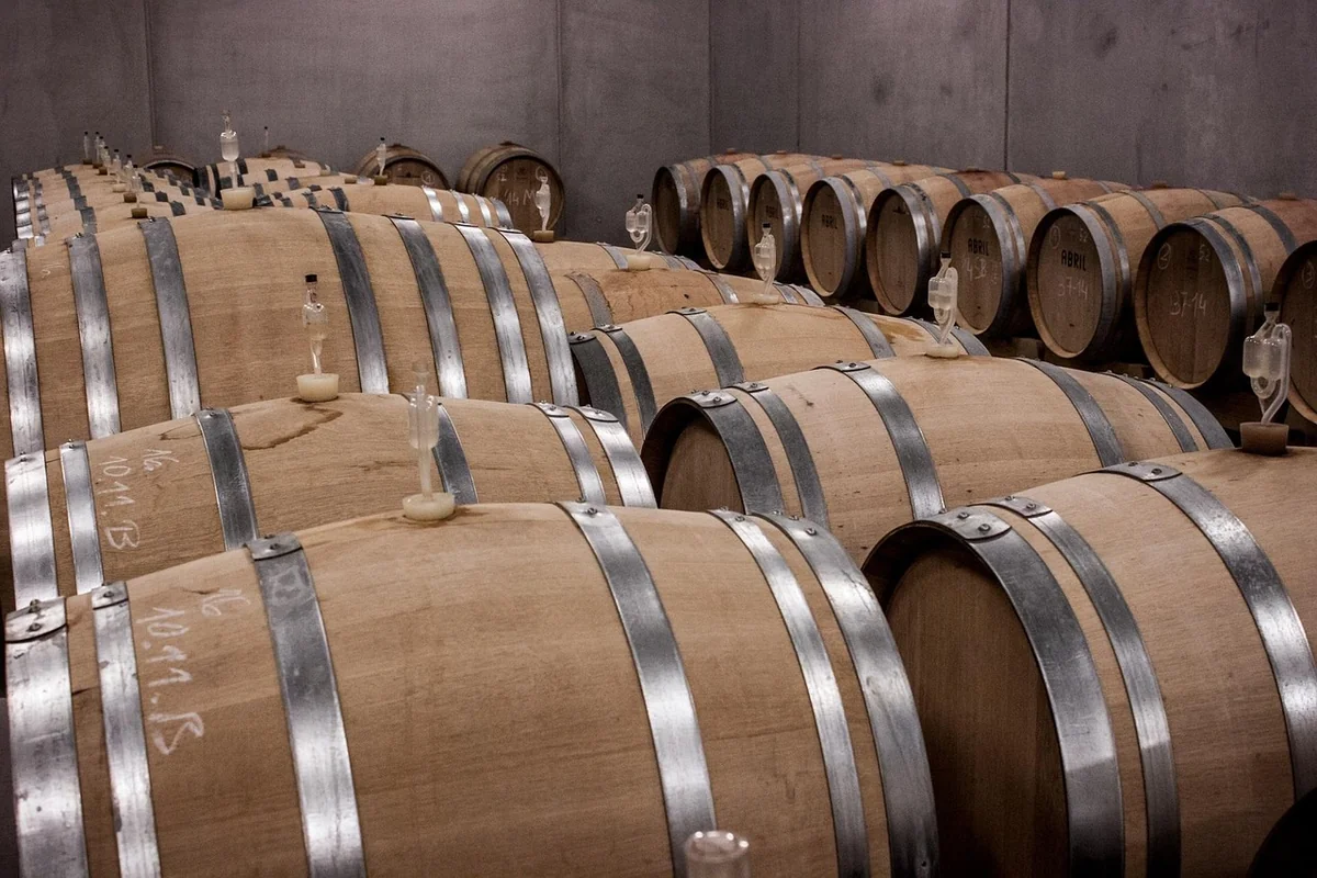 Découvrez le prix 2026 des caves à vin sur mesure sous escalier et sublimez votre espace